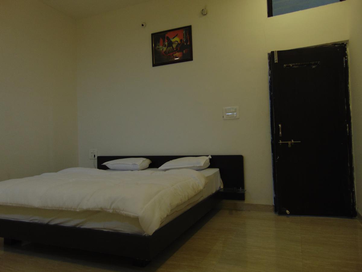 Hotel Kalajanki Уджайн Екстериор снимка